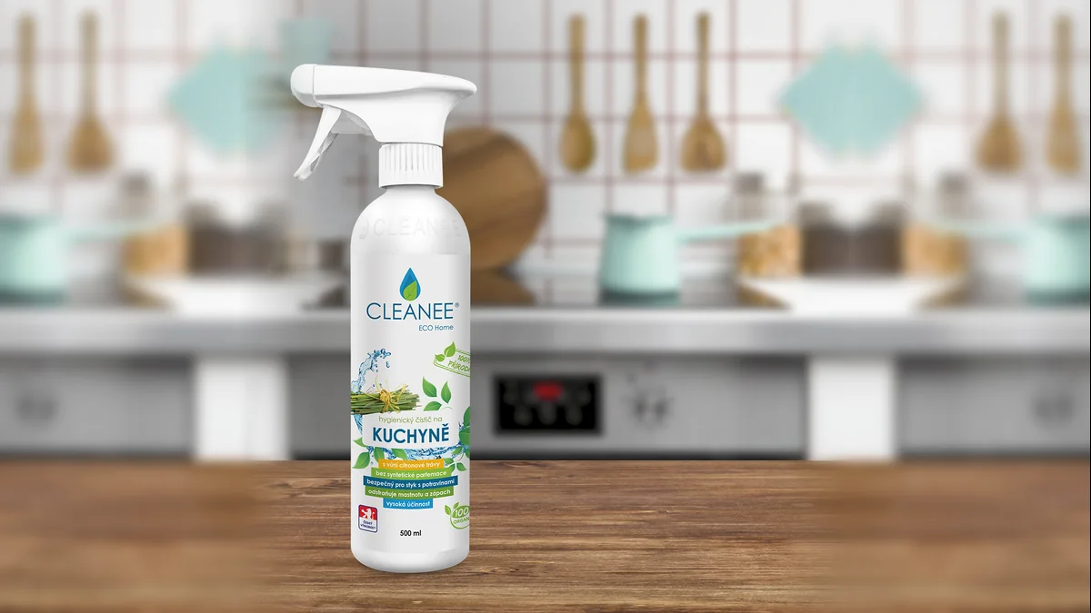 Čistič na kuchyně CLEANEE s vůní citronové trávy 500 ml na dřevěné pracovní desce v kuchyni
