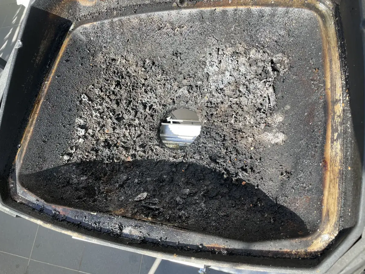 Vana grilu před čištěním se spálenými nánosy