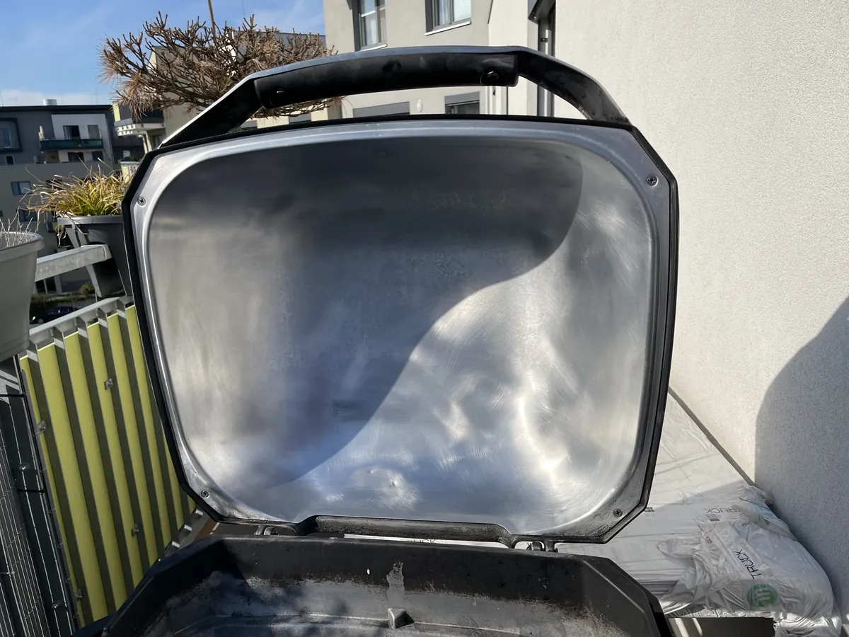 Víko grilu zevnitř po čištění čističem CLEANEE