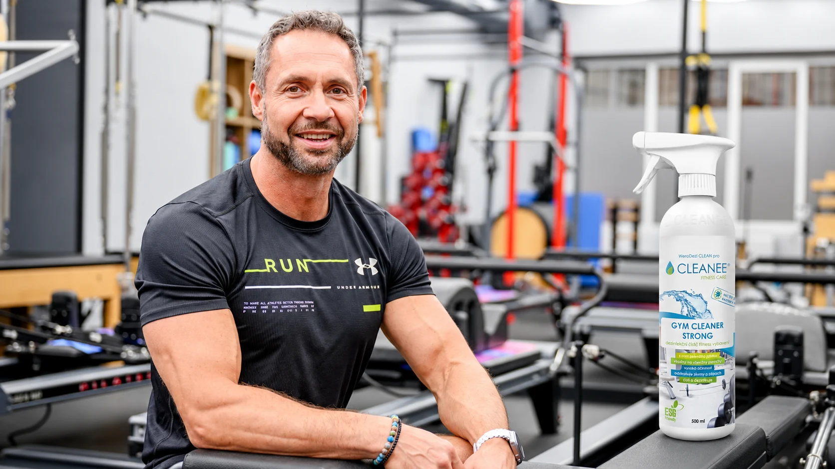 Gym Cleaner STRONG CLEANEE FITNESS CARE na reformeru ve studiu Fit Pilates, vedle lektor Štefan Bitto