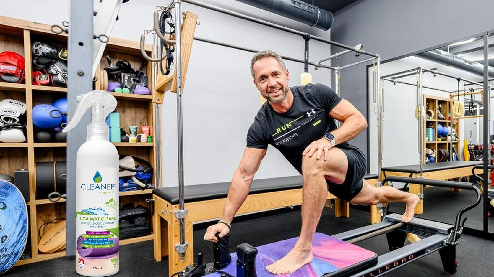 Štefan Bitto ve studiu Fit Pilates a CLEANEE Yoga Mat Cleaner